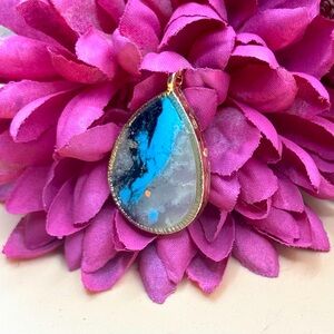 Bellway beauty jewelers ‘Rocky teal’ small teardrop pendant edged in gold